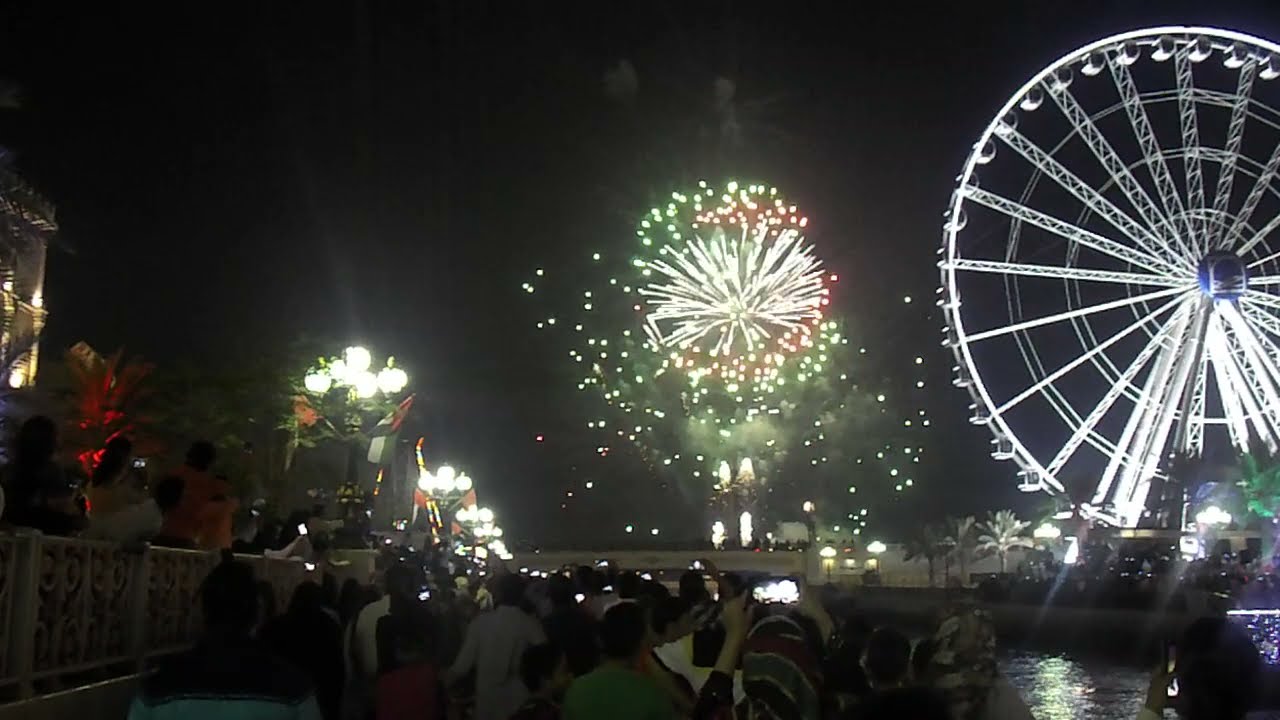 Spectacular fireworks display at Al Qasba, watch till end for superb show.